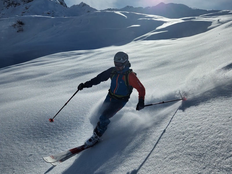 Skialpový sjezd v prašanu